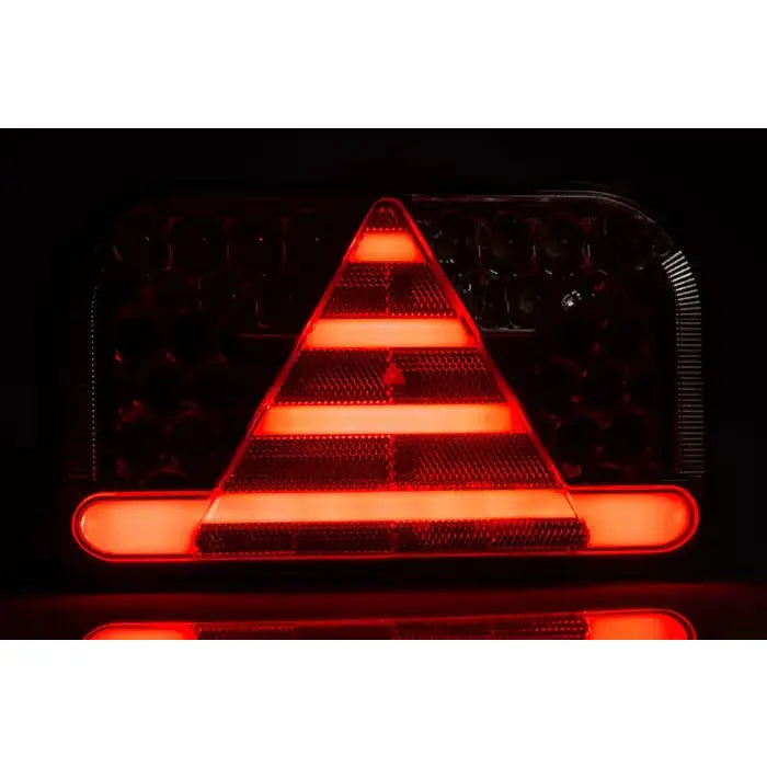 Baklys tilhenger høyre Fristom FT-170, frontbilde med rødt trekantmønster og sterke LED-lys i mørket.