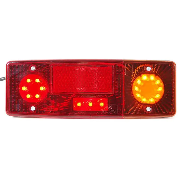 Baklys tilhenger høyre, rektangulær LED-lampe med røde og oransje felt, frontvisning mot hvit bakgrunn.