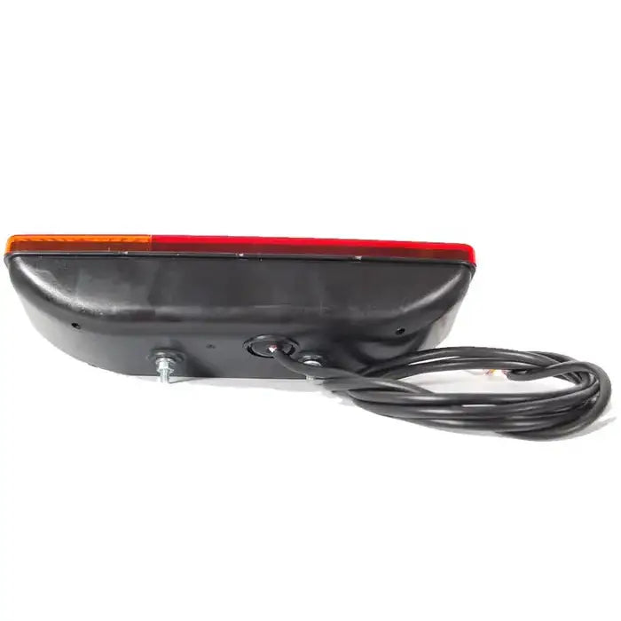 Baklys tilhenger høyre, undersidevisning med synlige monteringsbolter, tilkoblingskabel og fargede linser.