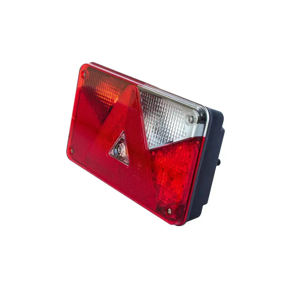 Baklys høyre Aspöck Multipoint V, skråvisning med tydelig trekantrefleks og separate røde og klare lysfelt.