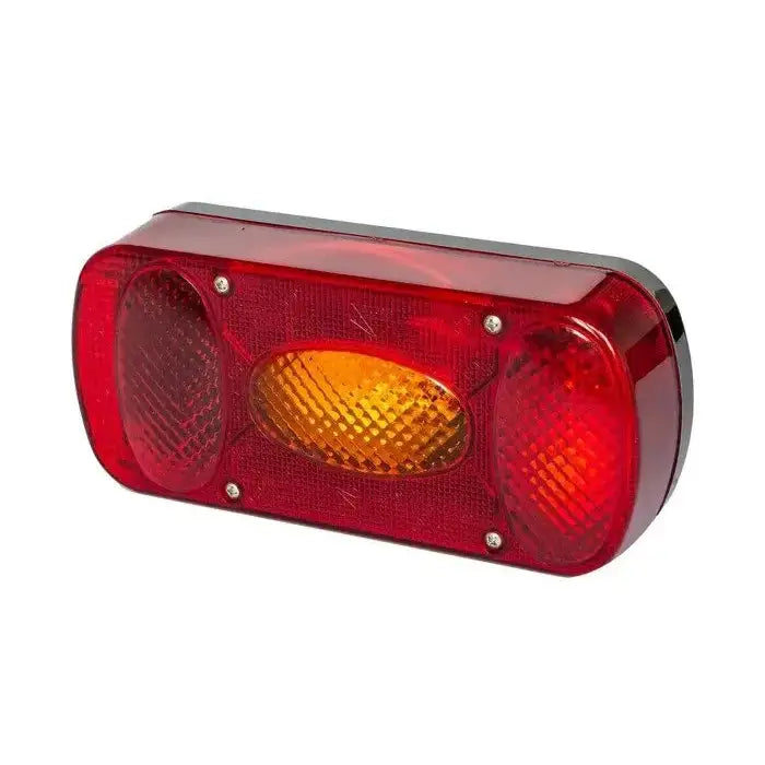 Baklys tilhenger Aspöck Midipoint II, skråvisning med rød og oransje linse, fire festeskruer og markerte refleksfelt.