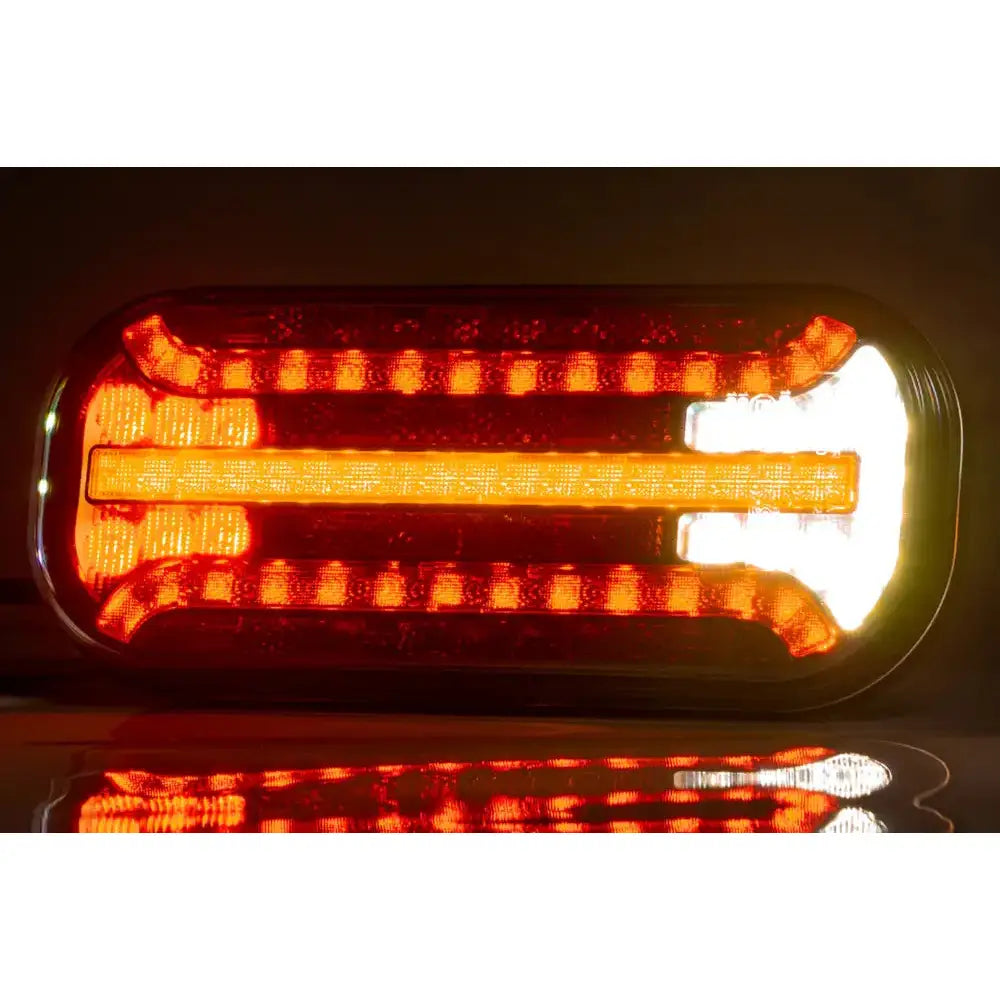 Baklys tilhenger Fristom FT-230, frontvisning med klare røde, oransje og hvite LED-lys.