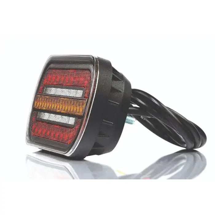 Baklys tilhenger Fristom FT-320, skrå frontvisning med røde, hvite, gule felt og synlig sort ledning bak.