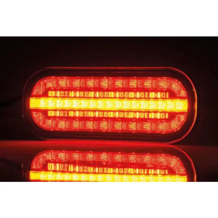 Baklys tilhenger Fristom FT-320, frontvisning med røde og gule LED-lys reflektert i underlaget.