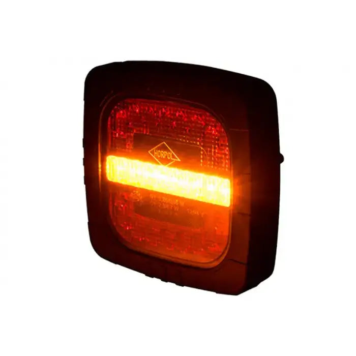 Baklys tilhenger Horpol LZD 2800, skråvisning med tent rød og oransje lysstripe samt synlig logo på midten.