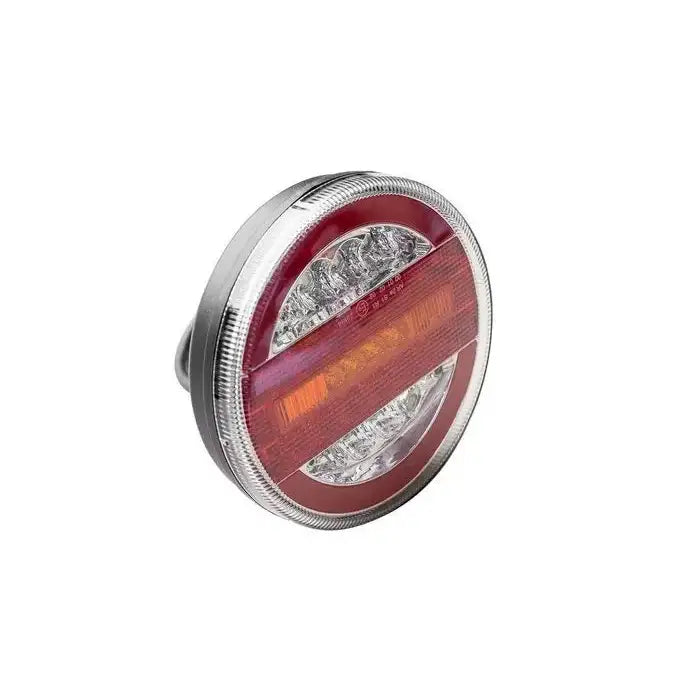 Baklys LED høyre for tilhenger, skrå sidevisning med sølv kant, rød linse og oransje refleksfelt.
