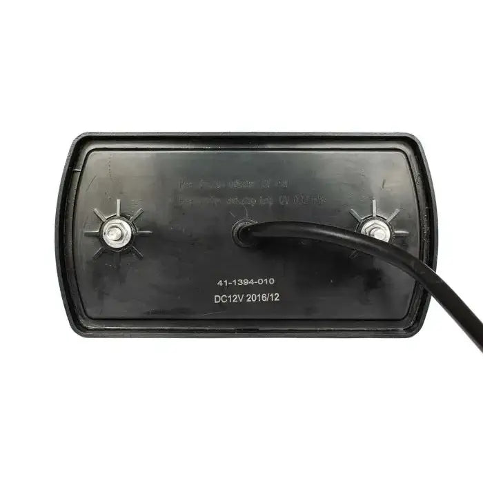 Baklys LED for tilhenger, bakside med sølvbolter, tykk svart kabel og synlige tekniske spesifikasjoner.