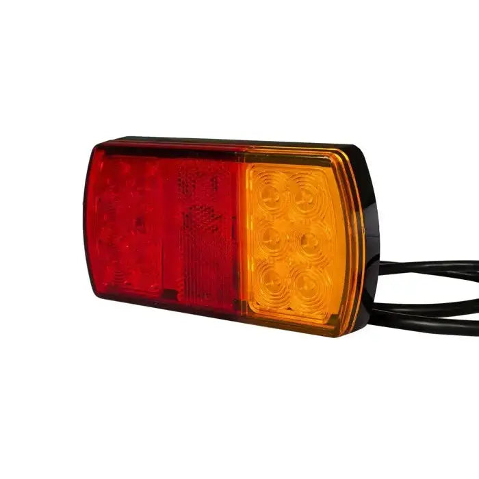 Baklys LED for tilhenger fra Aspöck, skrå sidevisning med tydelig rød og oransje lyssone.
