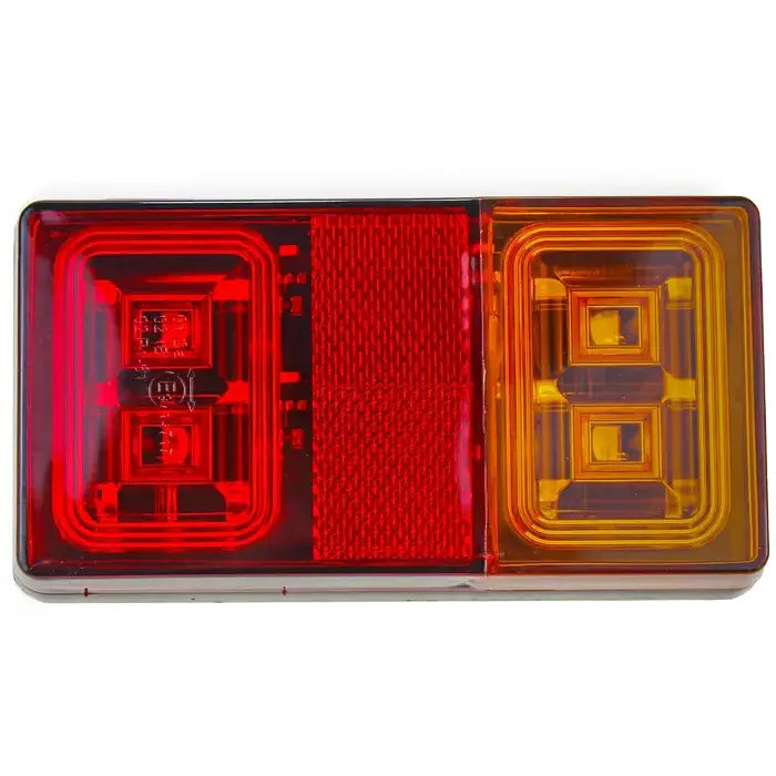 Baklys LED for tilhenger, rektangulær form med røde og oransje linser, LED-moduler tydelig synlige.