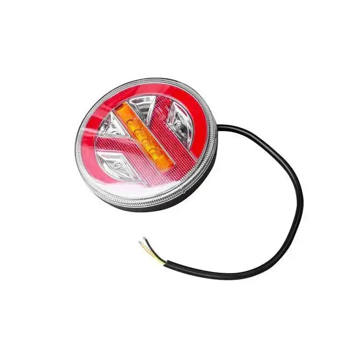 Baklys LED for tilhenger, skråvisning med rød og klar linse, oransje midtstripe og synlig tilkoblingsledning.