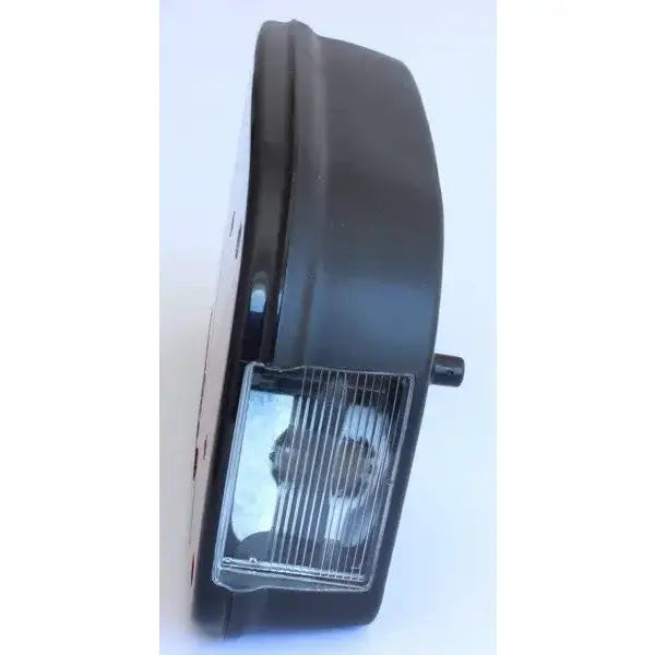 Baklys tilhenger venstre Aspöck Multipoint II, sidevisning med rilledeksel og synlig knapp på høyre side.