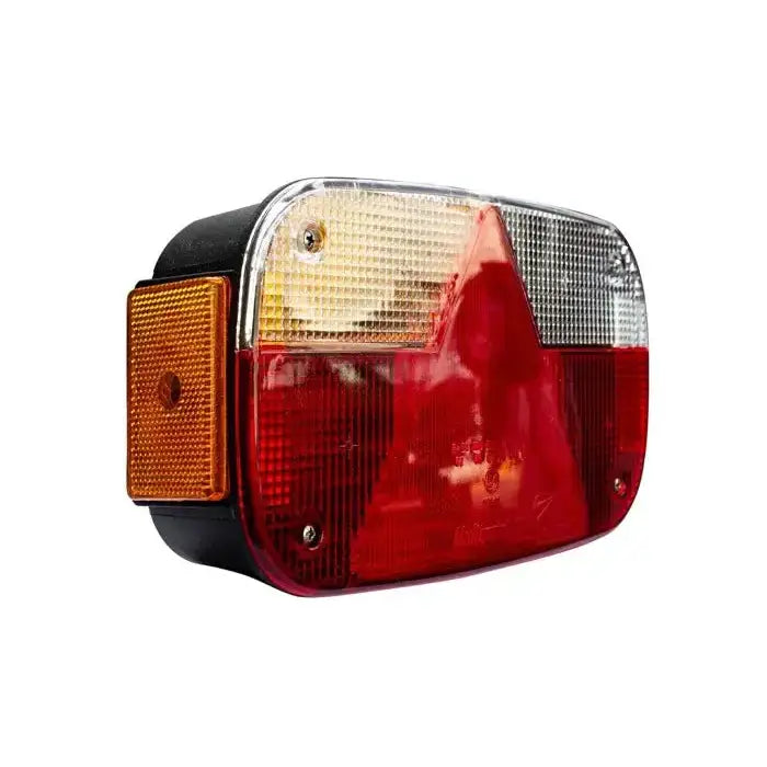 Baklys tilhenger venstre Aspöck Multipoint III, skrå frontvisning med røde, hvite og oransje linser, sorte kanter.