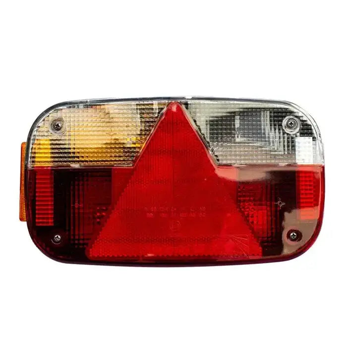 Baklys tilhenger venstre Aspöck Multipoint III, frontbilde med rød trekant og gule, hvite felt øverst.