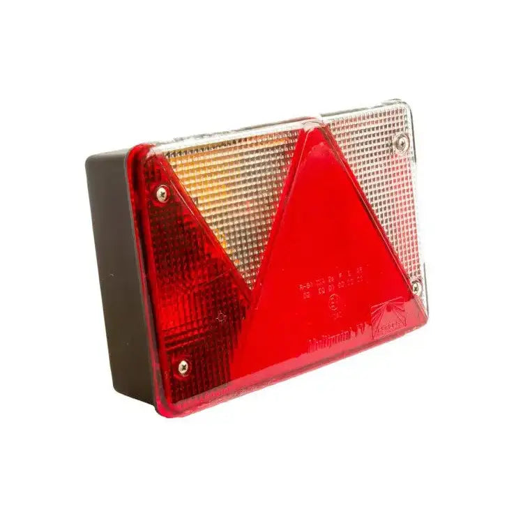 Baklys tilhenger venstre Aspöck Multipoint IV, skrått sett med rødt trekantfelt og synlige skruedetaljer.