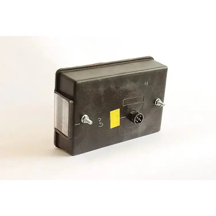 Baklys tilhenger venstre Aspöck Multipoint IV bakfra, synlige bolter, rund kontakt og gul etikett.