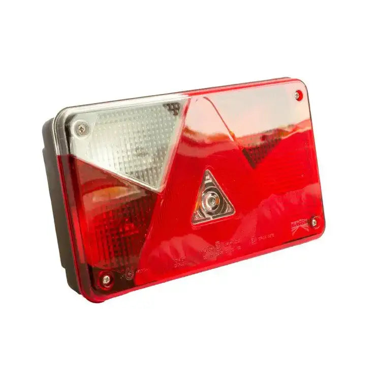 Baklys tilhenger venstre Aspöck Multipoint V, skrå forside med trekantdetalj og seksjonsdelt glass.