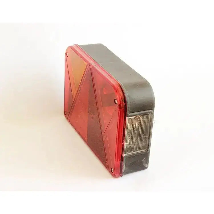 Baklys tilhenger venstre Dobplast DPT 35, skrå bakside med sort hus og rød-oransje linse.