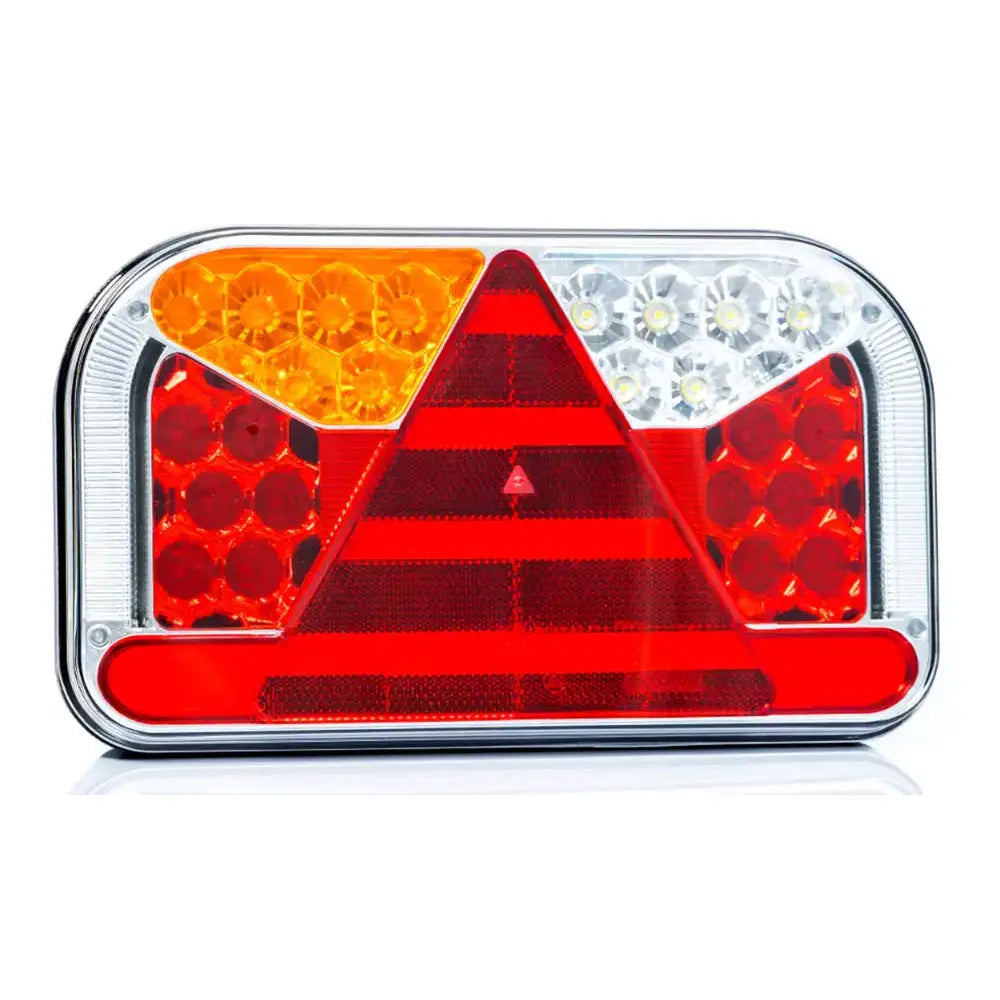 Baklys tilhenger venstre Fristom, frontbilde med røde, hvite og oransje felt samt rød trekant i senter.