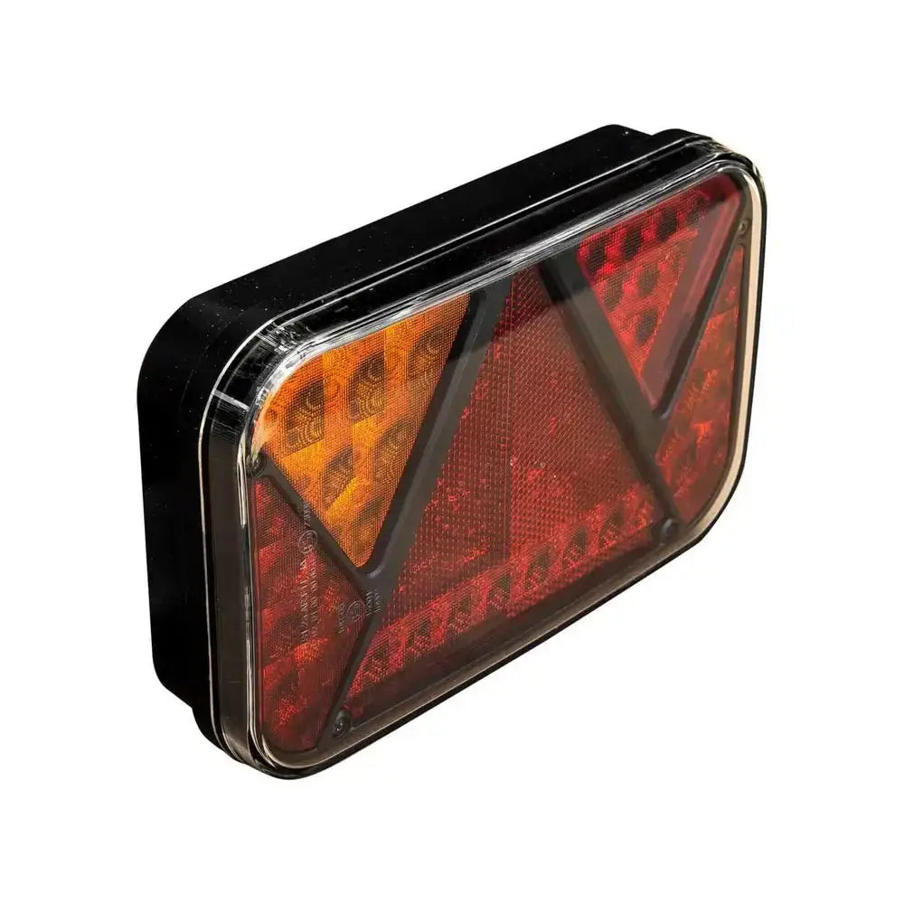 Baklys tilhenger venstre Fristom FT-270, skråvisning med røde og oransje felt samt trekantrefleks.