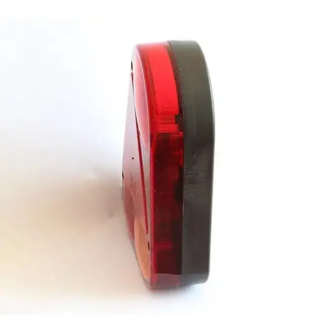 Baklys tilhenger venstre Fristom FT-77, sidevisning som fremhever tykkelsen og den buede kanten på dekselet.