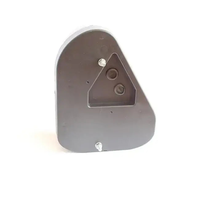 Baklys tilhenger venstre Fristom FT-77, bakside med to bolter og trekantet innfelling mot hvit bakgrunn.