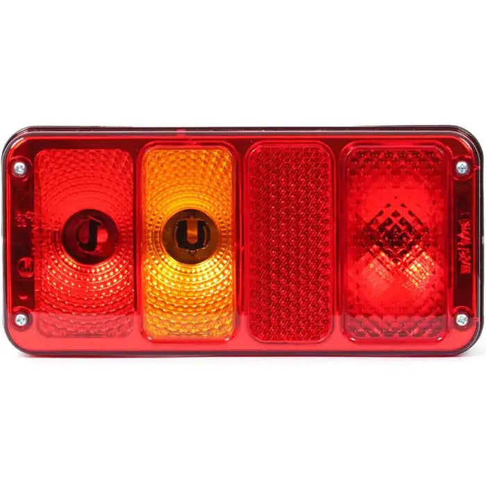 Baklys tilhenger venstre, rektangulær lampe med rød og oransje linse, synlige skruefester og refleksdetaljer.