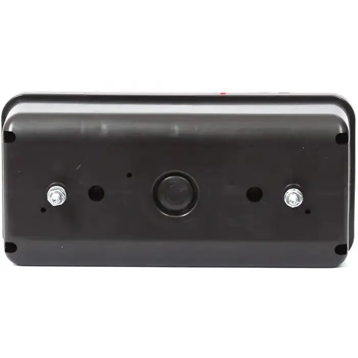 Baklys tilhenger venstre, frontvisning med sentral kameralinse og to sølvfargede skruer på svart plast.