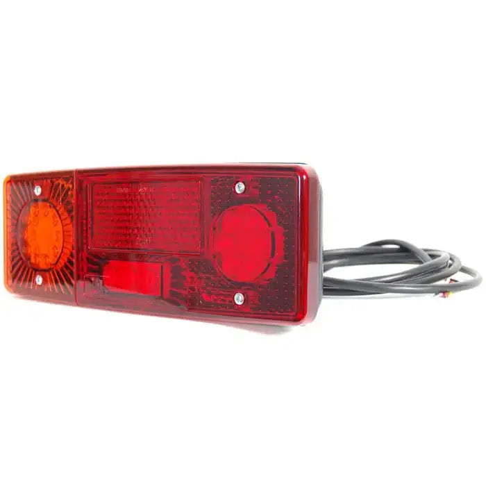 Baklys tilhenger venstre Was WE551DL, skråvisning med synlige festeskruer og utlagt ledning bak lampen.