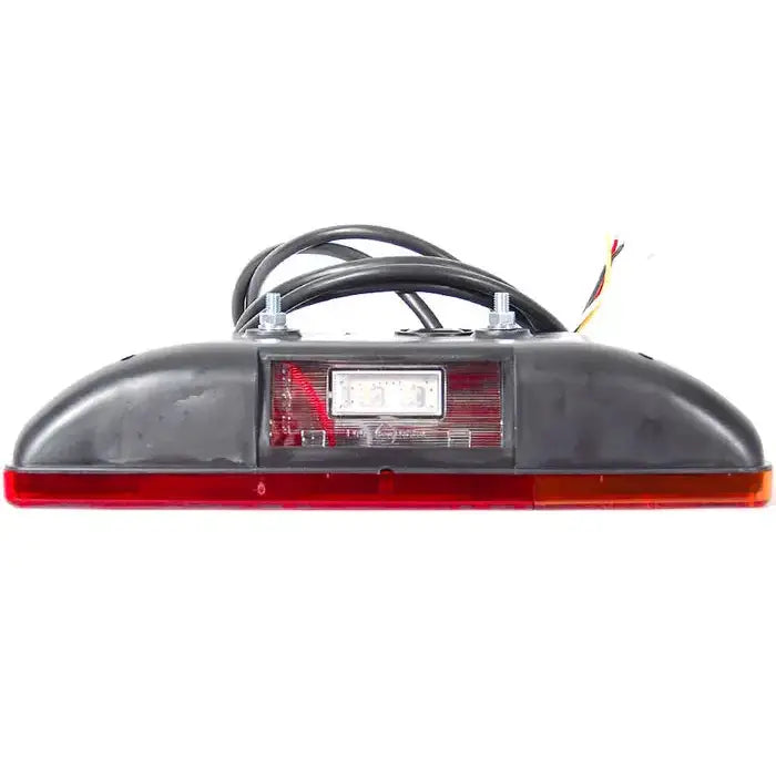 Baklys tilhenger venstre, rett forfra med rødt og svart plast, synlige bolter, ledninger og klar linse.