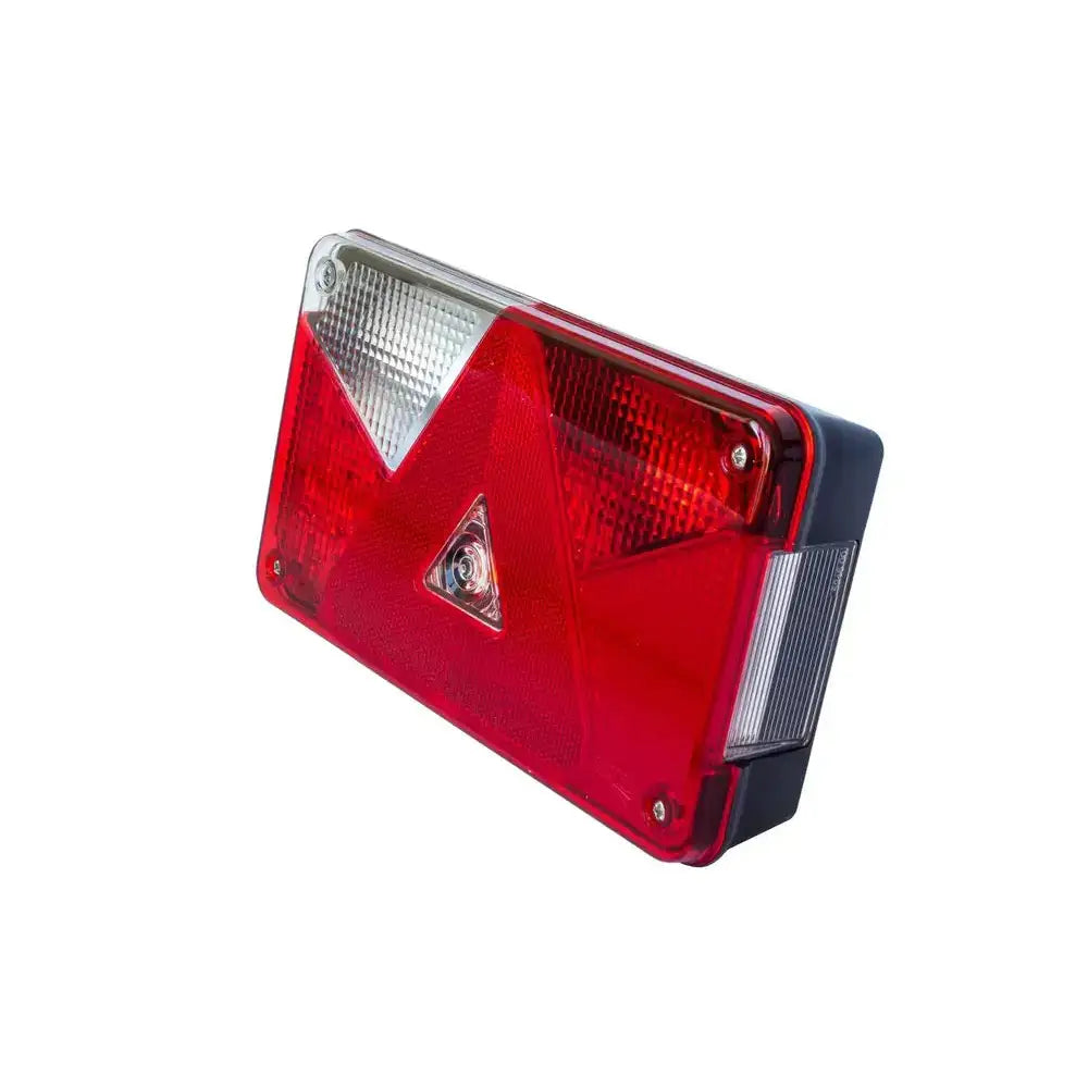 Baklys Venstre LED Aspöck Multipoint V, skråvisning med rød og klar plast samt trekantrefleks mot hvit bakgrunn.