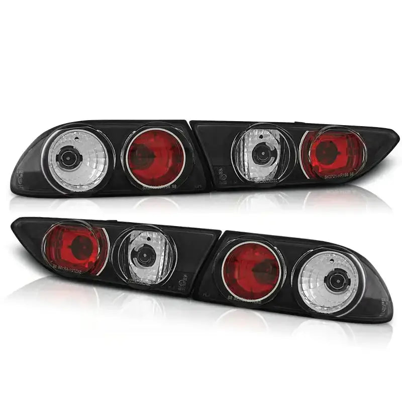 Baklykter Alfa Romeo 156 10.97-06.03 i svart plast med runde røde og klare linser, sett forfra.