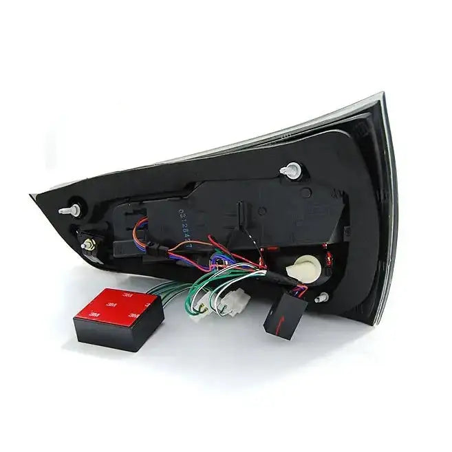 Baklykter Audi A1 2010-2014 bakside med ledninger, elektroniske komponenter og festepunkter i nærbilde.