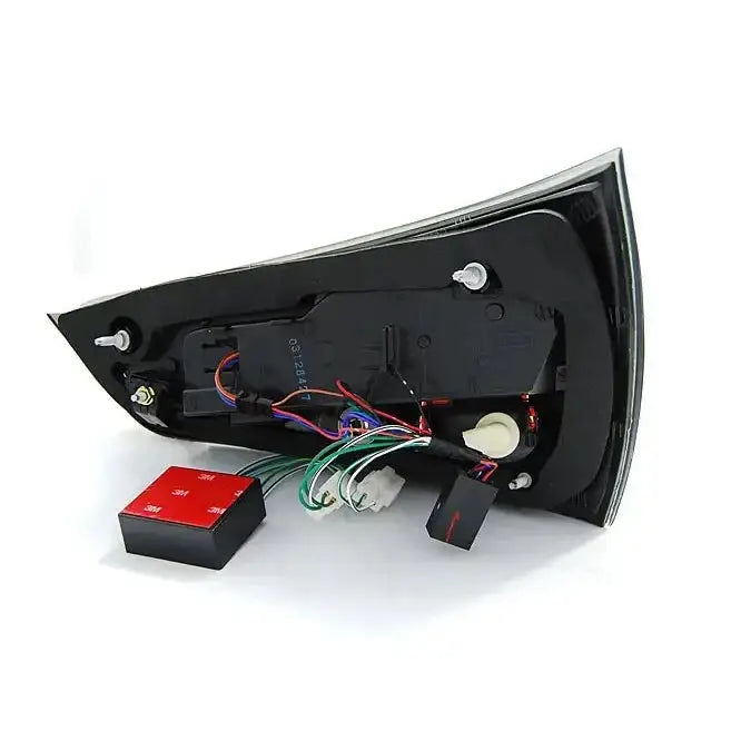 Baklykter Audi A1 2010-2014 bakside med ledninger, kontakter og to røde elektroniske bokser.