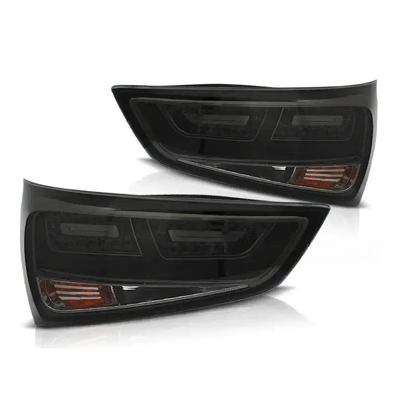 Baklykt Audi A1 2010-2014 smoke LED med røde og hvite lyselementer, sett fra skrå vinkel.