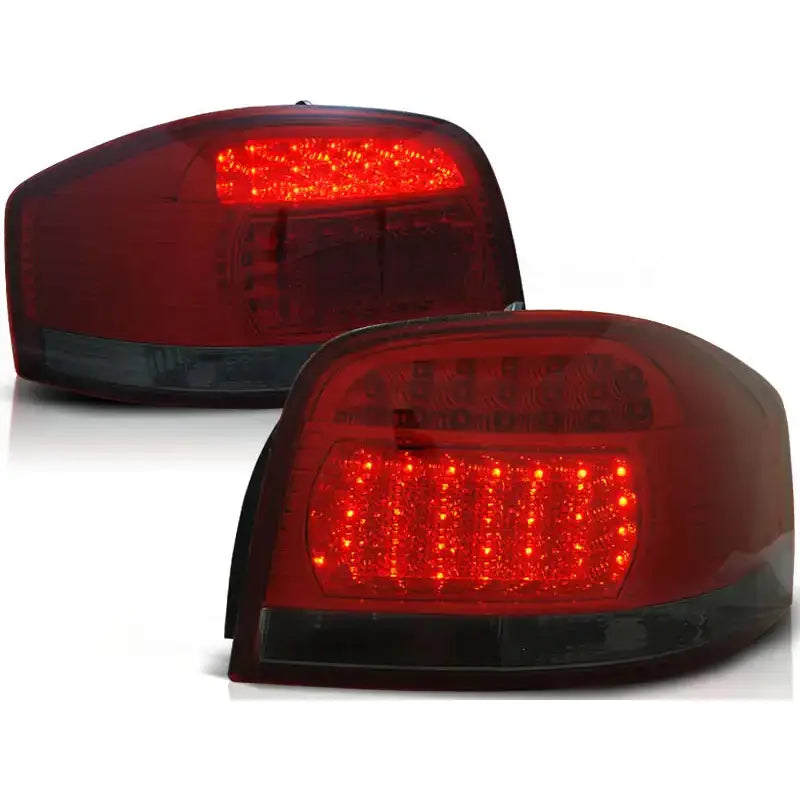 Baklykter Audi A3 05.03-08 Red Smoke LED, to røde med mørk bunn, sett fra skrå vinkel.