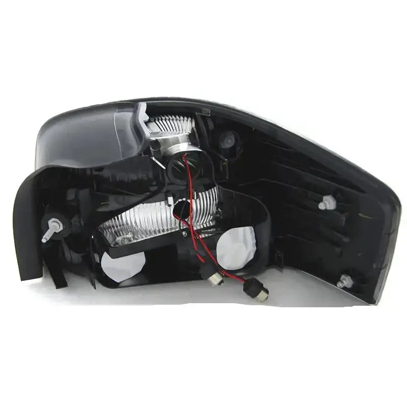 Baklykt Audi A3 05.03-08 Red Smoke LED sett bakfra med synlige reflektorer og monteringspunkter.