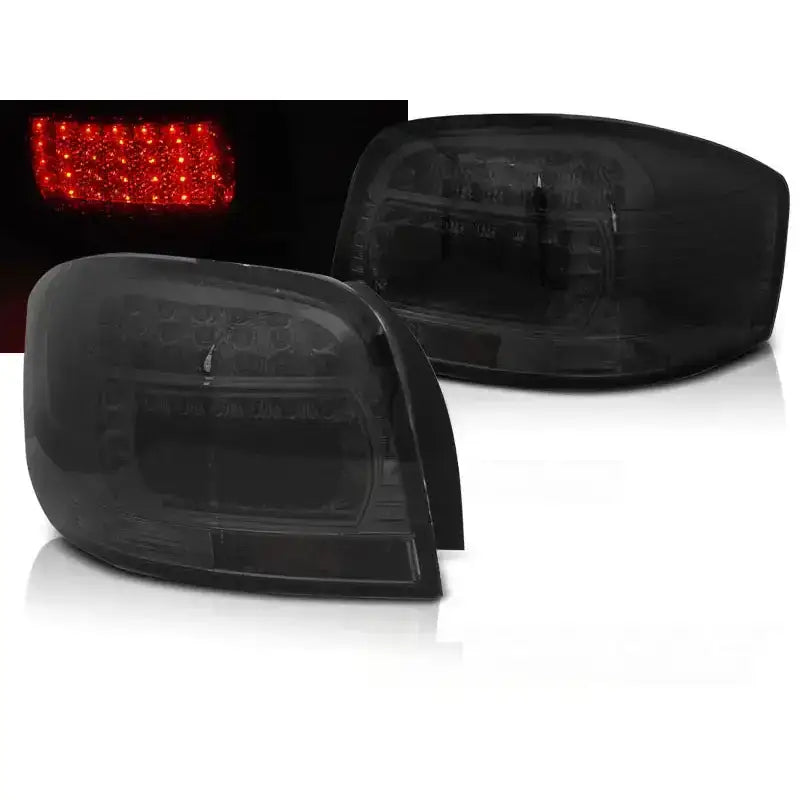 Baklykter Audi A3 05.03-08 Smoke LED med sotet glass og synlige LED-elementer, sett fra skrå vinkel.