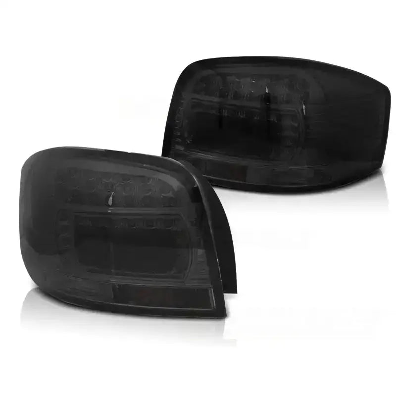 Baklykt Audi A3 05.03-08 Smoke LED i sort plast med sotet finish, sett fra skrå vinkel.
