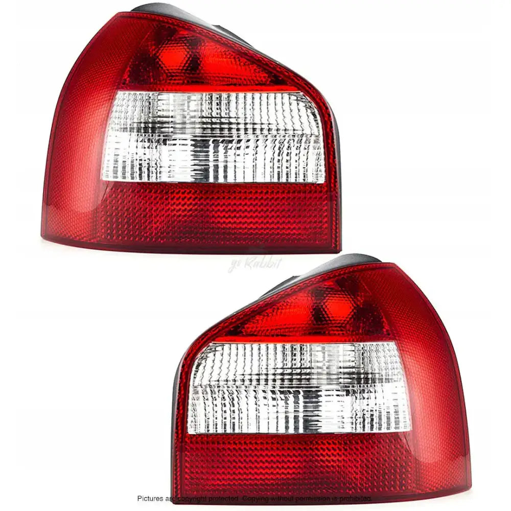 Baklykter Audi A3 8L 00-03 P21W med rødt og hvitt felt, sett fra skrå side mot hvit bakgrunn.