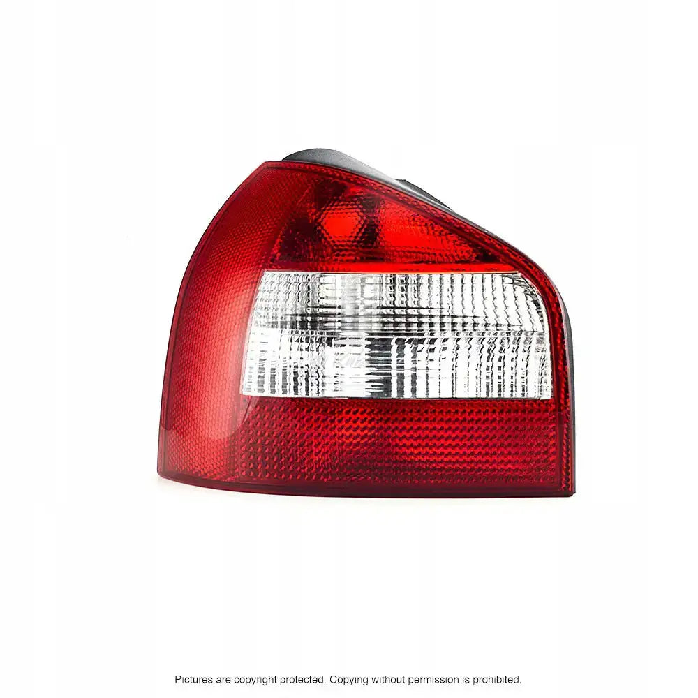 Baklykt Audi A3 8L 00-03 med rød og klar plast, sett forfra mot hvit bakgrunn.