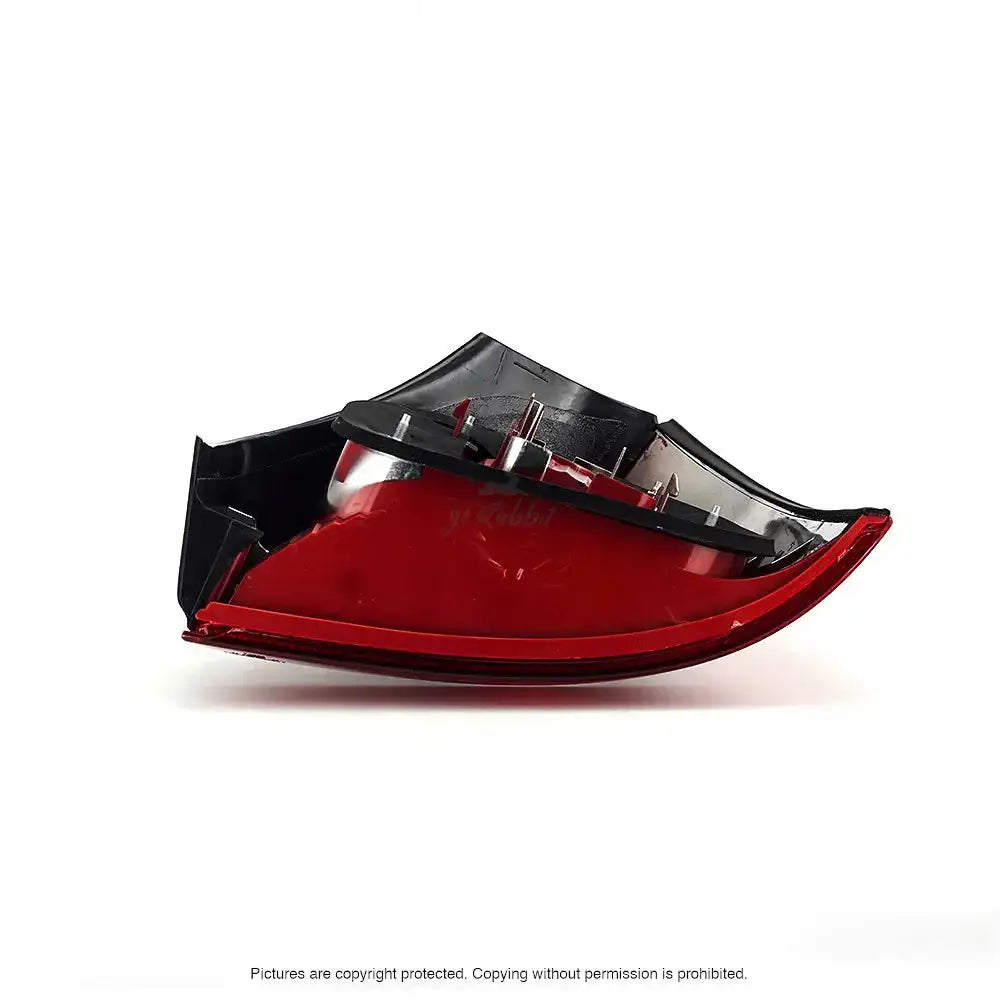 Baklys Audi A3 8L 00-03 sett fra siden med buet form og synlige metallfester mot hvit bakgrunn.