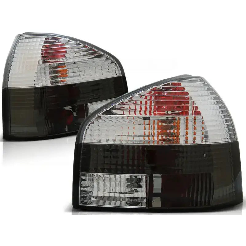 Baklykter Audi A3 8L 08.96-08.00 White Smoke med røykfarget glass og røde detaljer, skrå forsidevinkel.