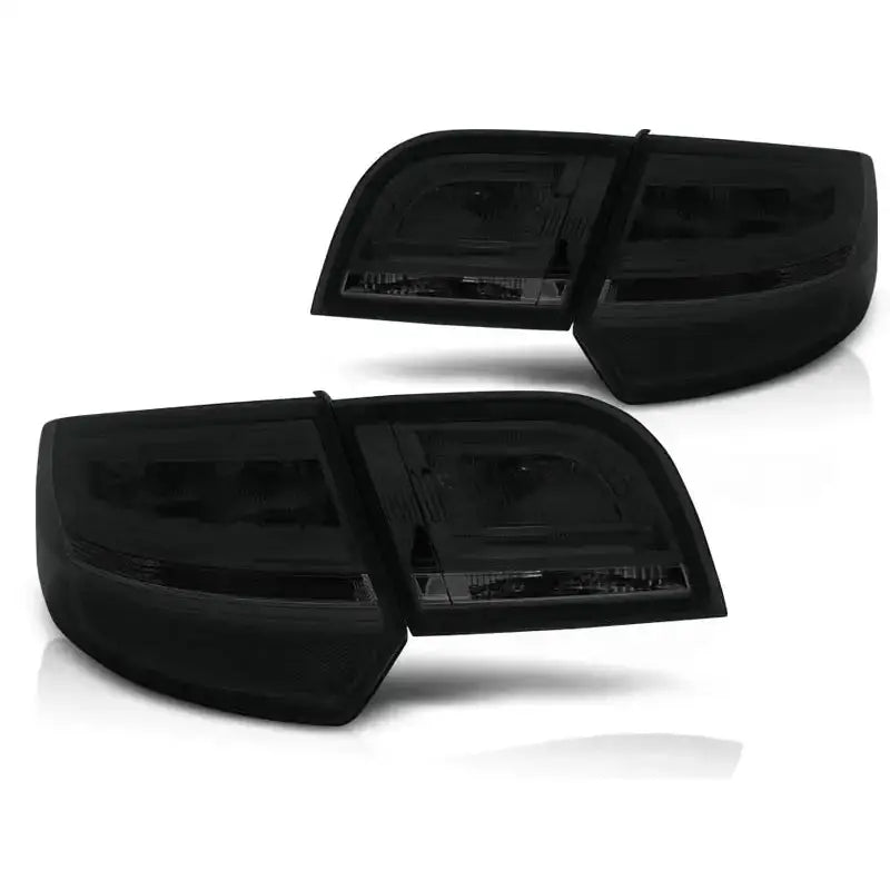 Baklykt Audi A3 8P 04-08 Sportback Smoke LED V2 i sort plast, sett fra skrå vinkel.