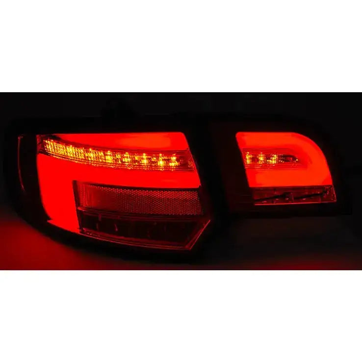 Baklykt Audi A3 8P 5D LED Bar Red Smoke sett forfra med sterke røde lysfelt i mørkt miljø.