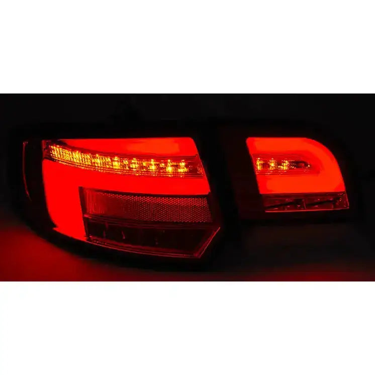 Baklykt Audi A3 8P 5D LED Bar med røde og hvite lys, tydelig opplyst i mørket.