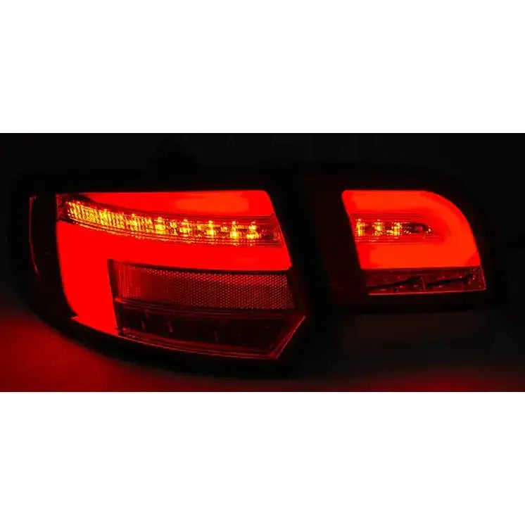 Baklykt Audi A3 8P 5D Sportback LED Bar Red Black med røde og oransje felt, sett rett bakfra.