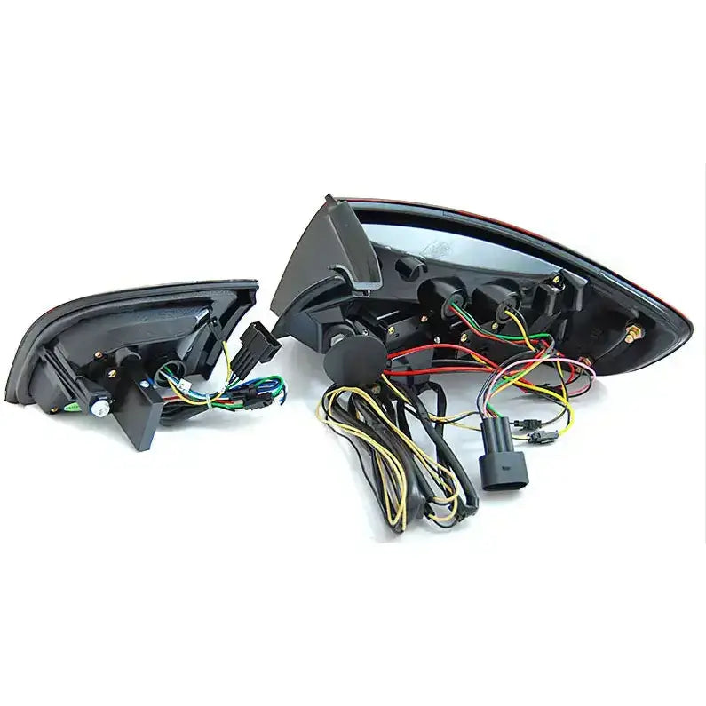 Baklys Audi A3 8P 5D Sportback LED bakside med synlige kabler, kontakter og festeskruer mot hvit bakgrunn.