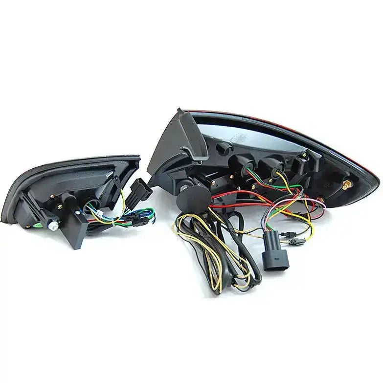 Baklys Audi A3 8P 5D Sportback LED Bar vist fra baksiden med kabler og svarte plastdeler.