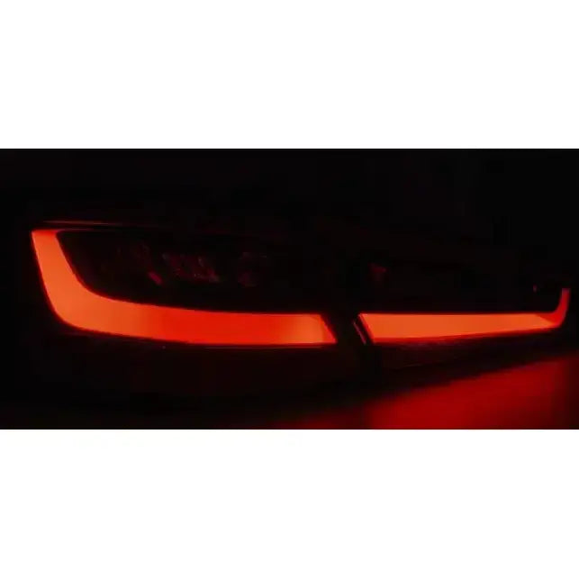 Baklys Audi A3 8V 3D LED sett bakfra med horisontalt design og jevn rød lysflate i mørket.