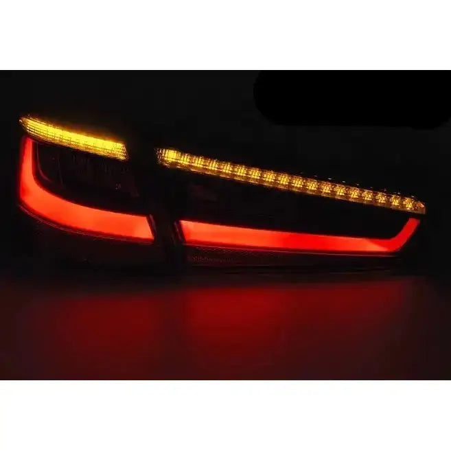 Baklamper Audi A3 8V 3D LED sett bakfra med røde og gule lysfelt i mørket.
